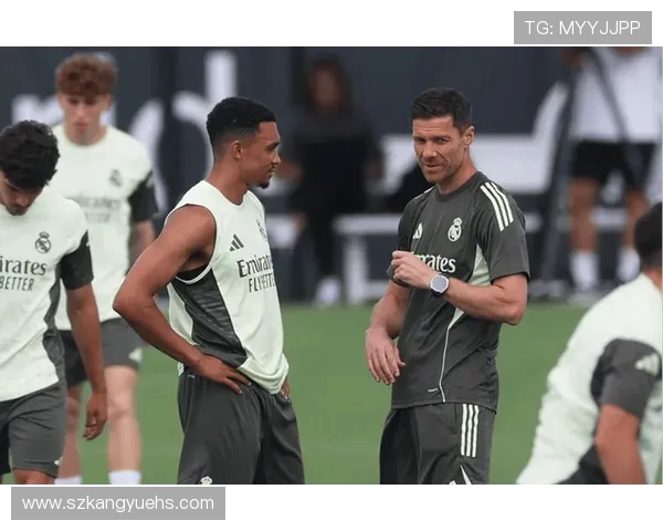 阿隆索皇马首秀温情时刻：爱妻助阵，伯纳乌见证新章